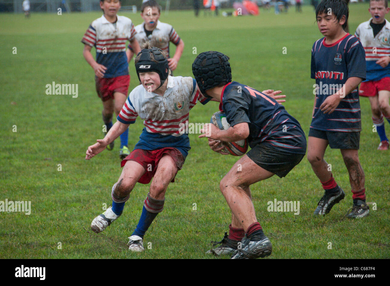 Les joueurs de rugby junior aller pour lui Banque D'Images