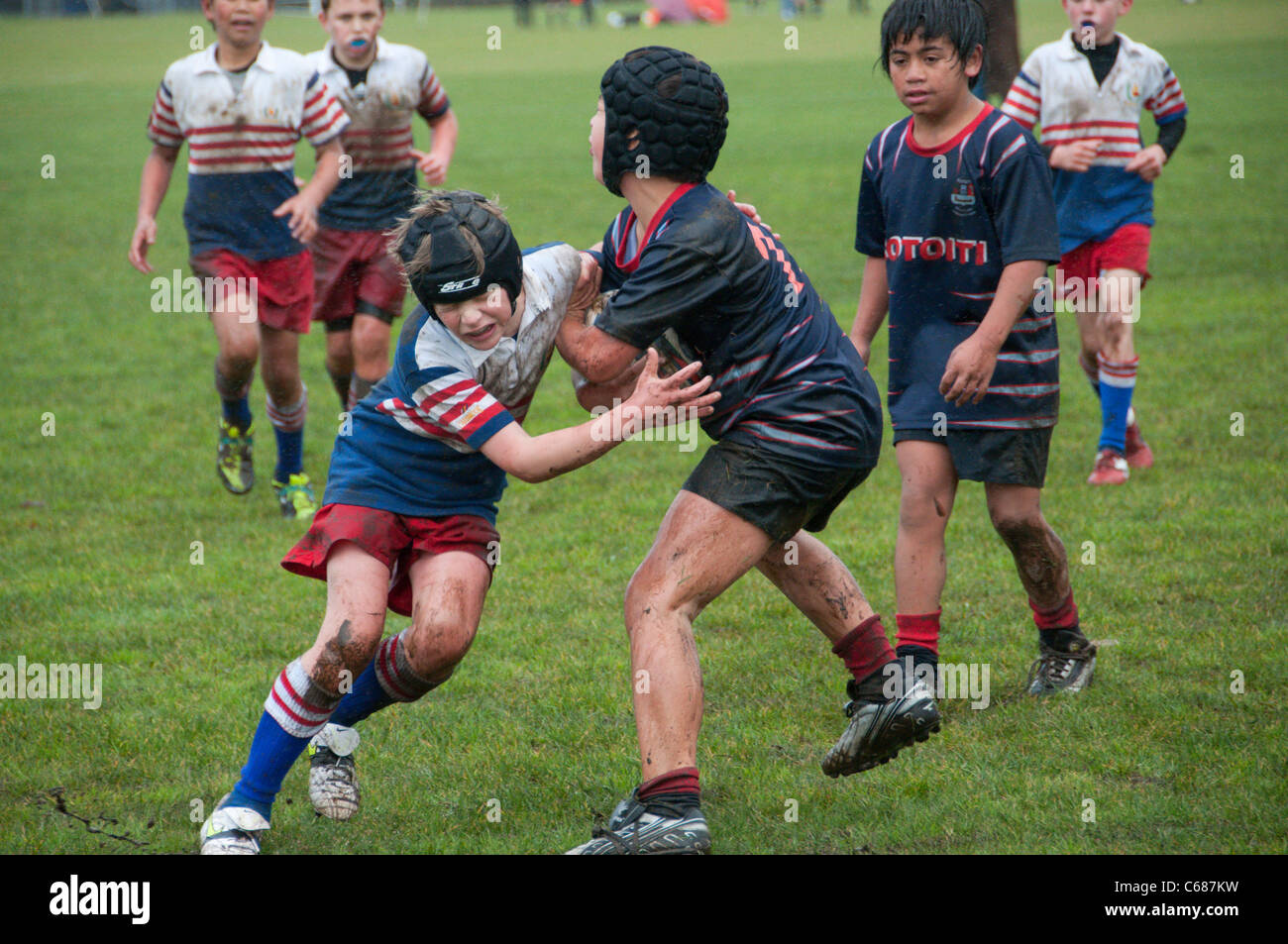 Les joueurs de rugby junior aller pour lui Banque D'Images