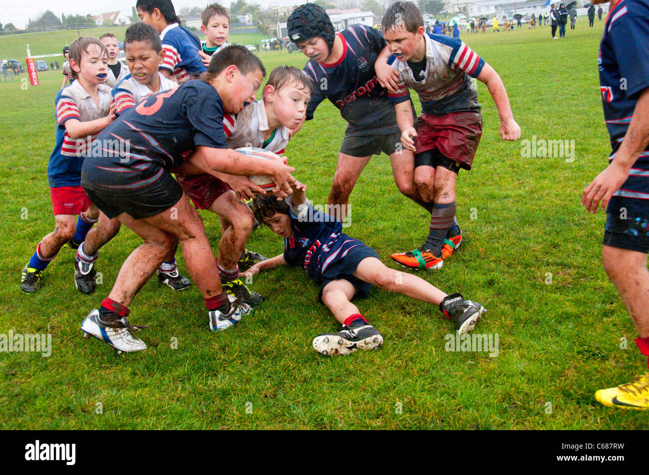 Les joueurs de rugby junior aller pour lui Banque D'Images