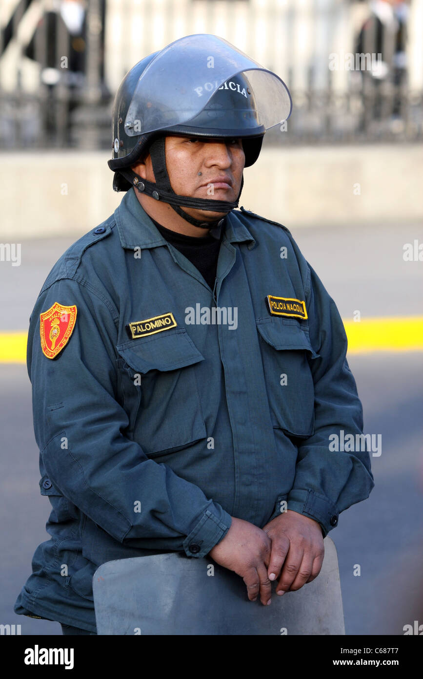 Un policier monte la garde à l'extérieur de la Casa de Gobierno de la Plaza de Armas. Lima, Lima, Pérou, Amérique du Sud Banque D'Images