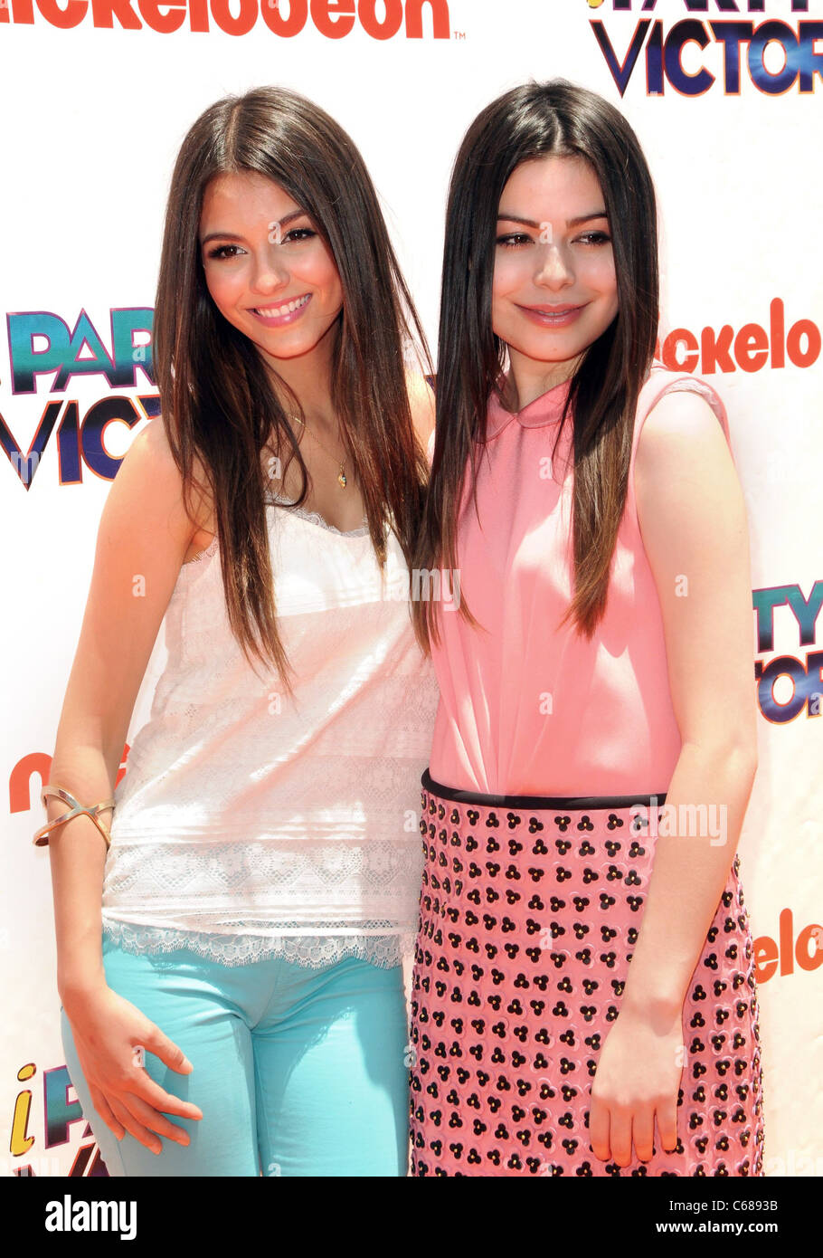 Victoria Justice, Miranda Cosgrove aux arrivées d'iParty victorieux avec Premiere partie, le Lot, Los Angeles, CA 4 juin 2011. Photo par : Dee Cercone/Everett Collection Banque D'Images