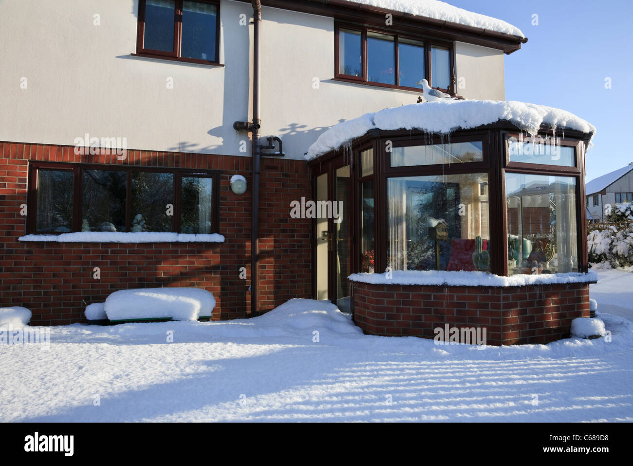 Maison avec jardin à l'arrière de la véranda couverte de neige en hiver 2010. UK Banque D'Images