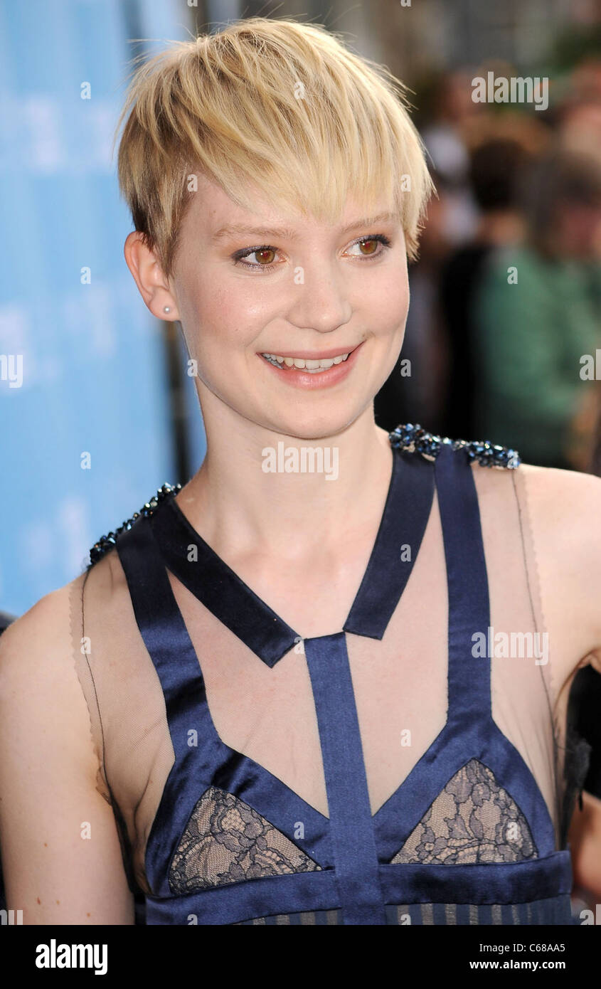 Mia Wasikowska (portant une robe Rodarte) au niveau des arrivées pour les ENFANTS SONT TOUS DROIT Premiere, monument Sunshine Cinema, New York, NY Le 30 juin 2010. Photo par : Kristin Callahan/Everett Collection Banque D'Images