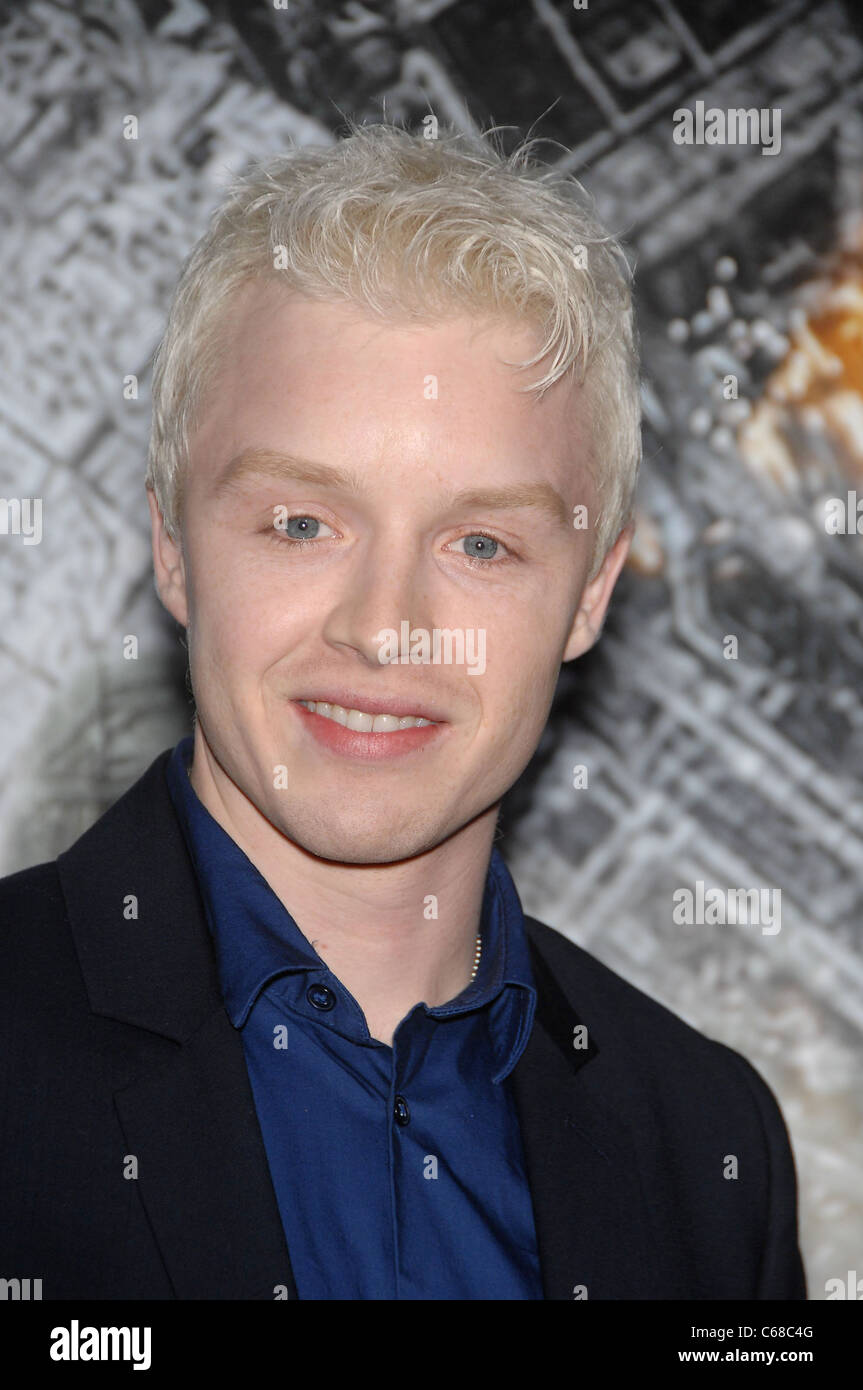 Noel Fisher aux arrivées de Battle : LOS ANGELES Premiere, Regency Village Theatre, Los Angeles, CA 8 mars 2011. Photo par : Michael Germana/Everett Collection Banque D'Images