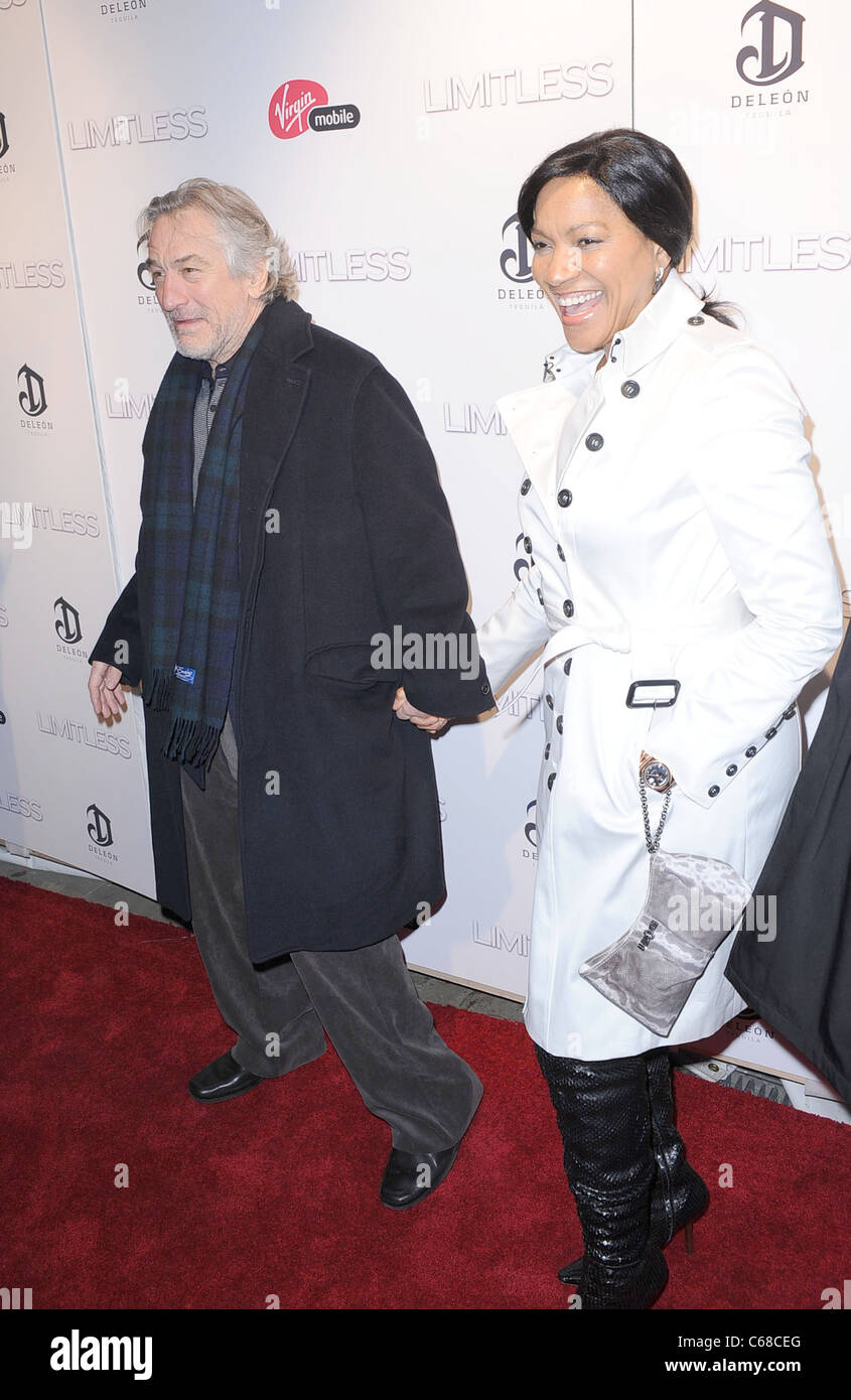 Robert De Niro aux arrivées pour Premiere sans limites, Regal Union Square Stadium 14 Theatre, New York, NY 8 mars 2011. Photo par : Banque D'Images