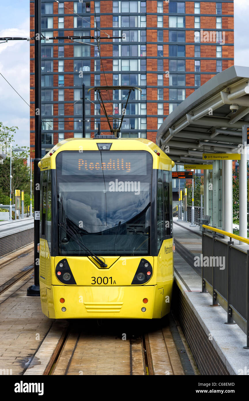 L'un des trams moderne jaune debout à une plate-forme à la gare de MediaCityUK Salford Quays (partie de la système Metrolink) Banque D'Images