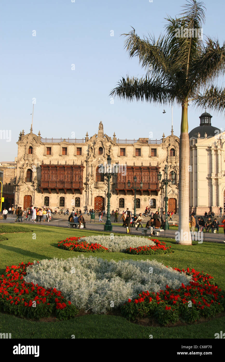 Le Palacio Arzobispal et les jardins bien entretenus de la Plaza de Armas. Lima, Pérou, Amérique du Sud Banque D'Images