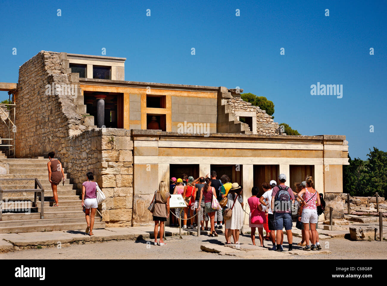 Un groupe de touristes attendent d'entrer à la salle du trône, à le Palais Minoen de Knossos, Györ, Crète, Grèce Banque D'Images