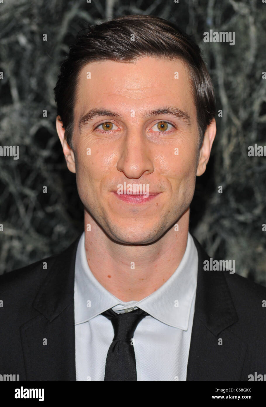 Pablo Schreiber devant le hall des arrivées pour LIGHTS OUT Series Premiere sur FX, Hudson Theatre, New York, NY 5 Janvier, 2011. Photo par : Gregorio T. Binuya/Everett Collection Banque D'Images