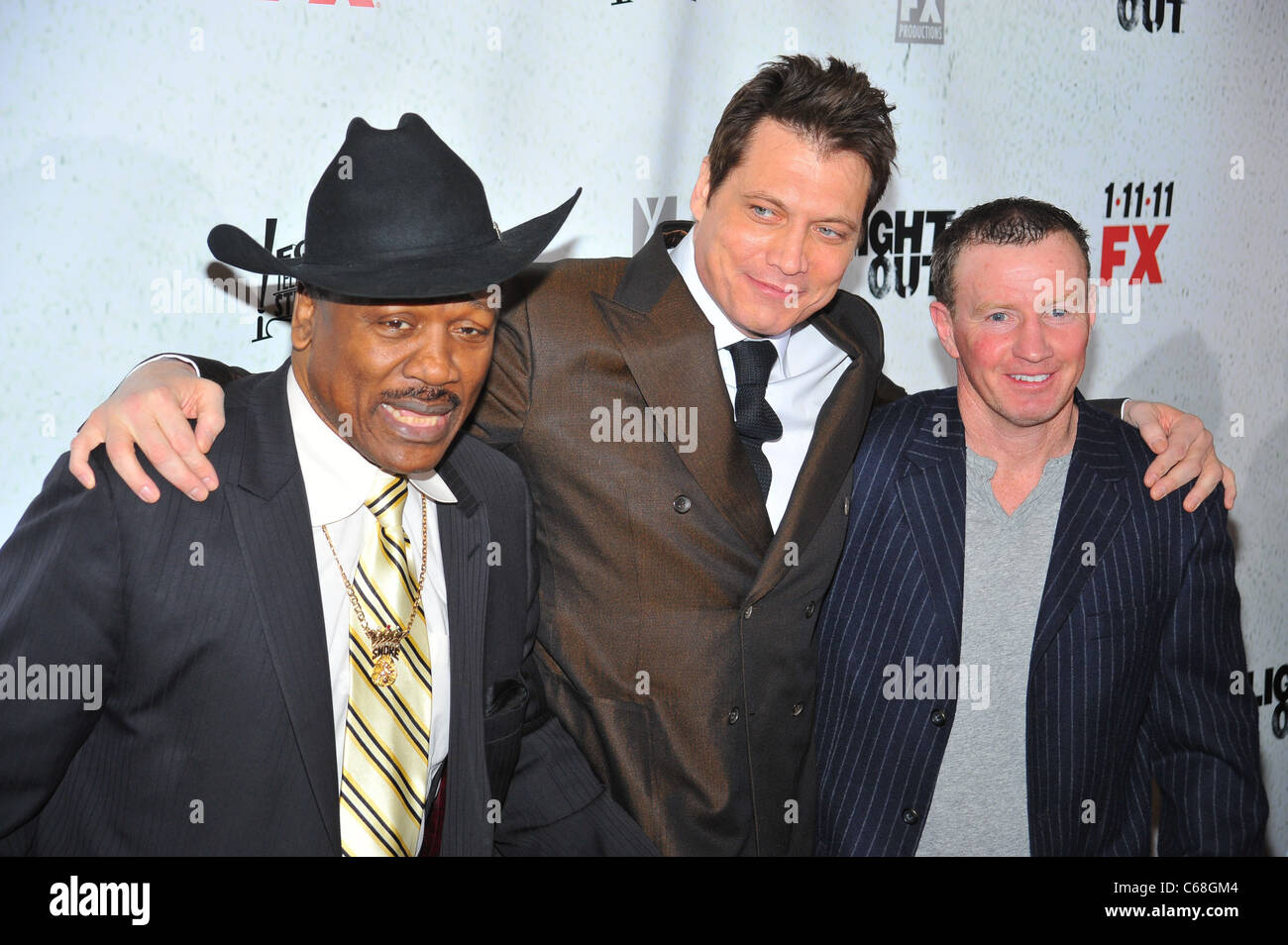 Joe Frazier, Holt McCallany, Micky Ward aux arrivées pour LIGHTS OUT Series Premiere sur FX, Hudson Theatre, New York, NY 5 Janvier, 2011. Photo par : Gregorio T. Binuya/Everett Collection Banque D'Images