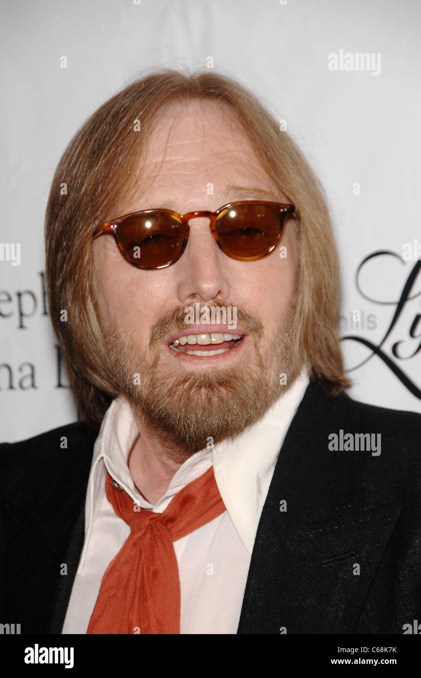 Tom Petty aux arrivées pour 11e Golden Heart Awards, Beverly Hilton Hotel, Los Angeles, CA, le 9 mai 2011. Photo par : Michael Banque D'Images