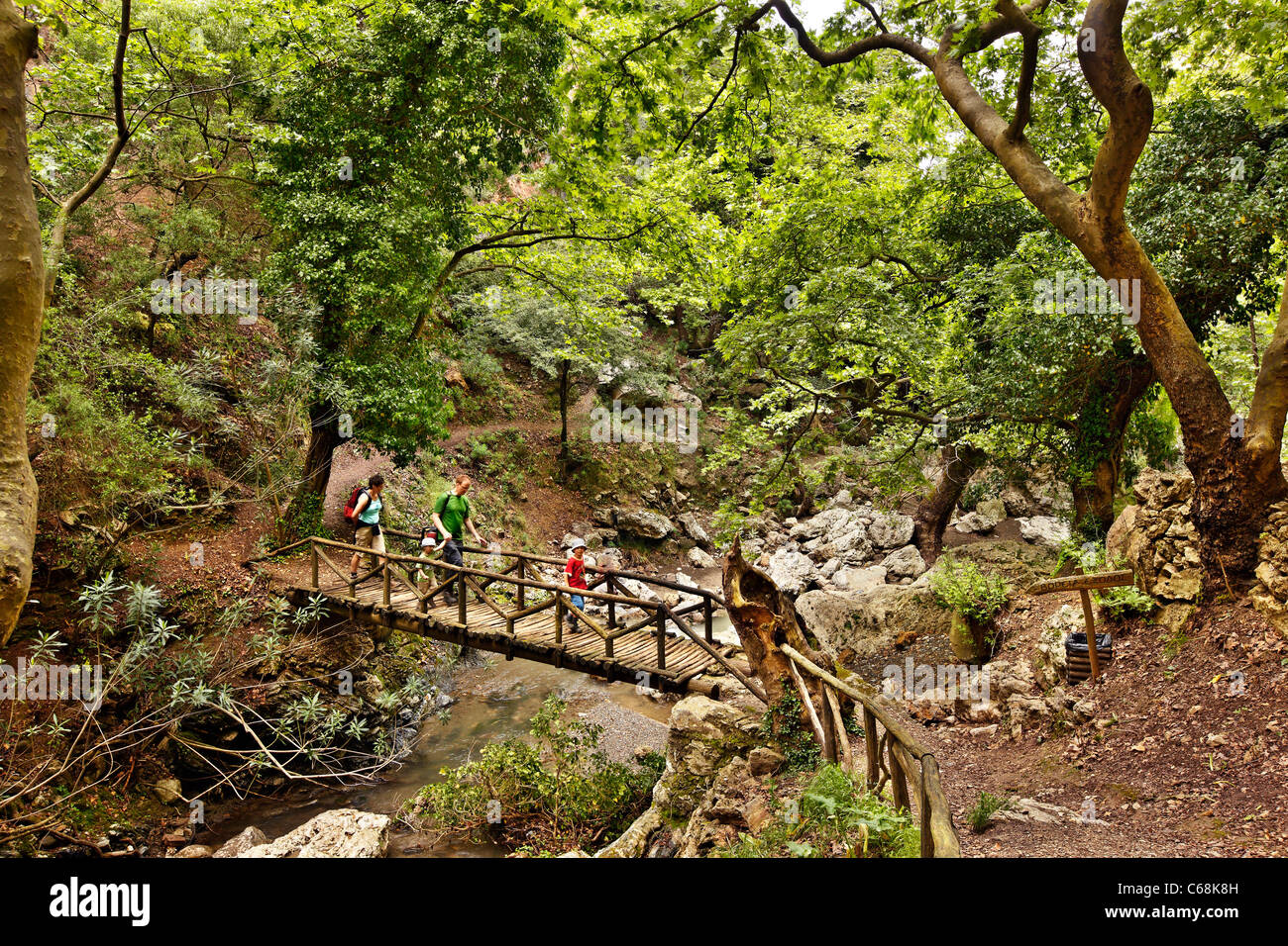 À pied de la famille, au coeur de la magnifique gorge Patsos, comté d'Amari, Rethymno, Crète, Grèce Banque D'Images