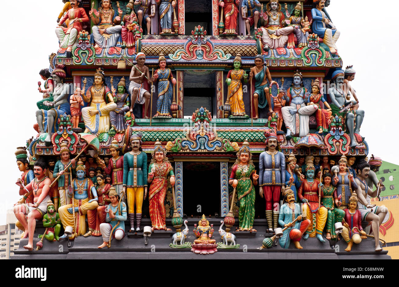 Figures peintes sur l'entrée de la tour gopuram, Temple Sri Mariamman, North Bridge Road, Chinatown, Singapour Banque D'Images