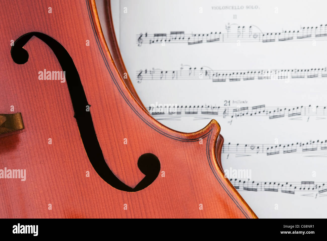 Close up d'un violoncelle montrant le f-trou, avec une musique de fond. Banque D'Images