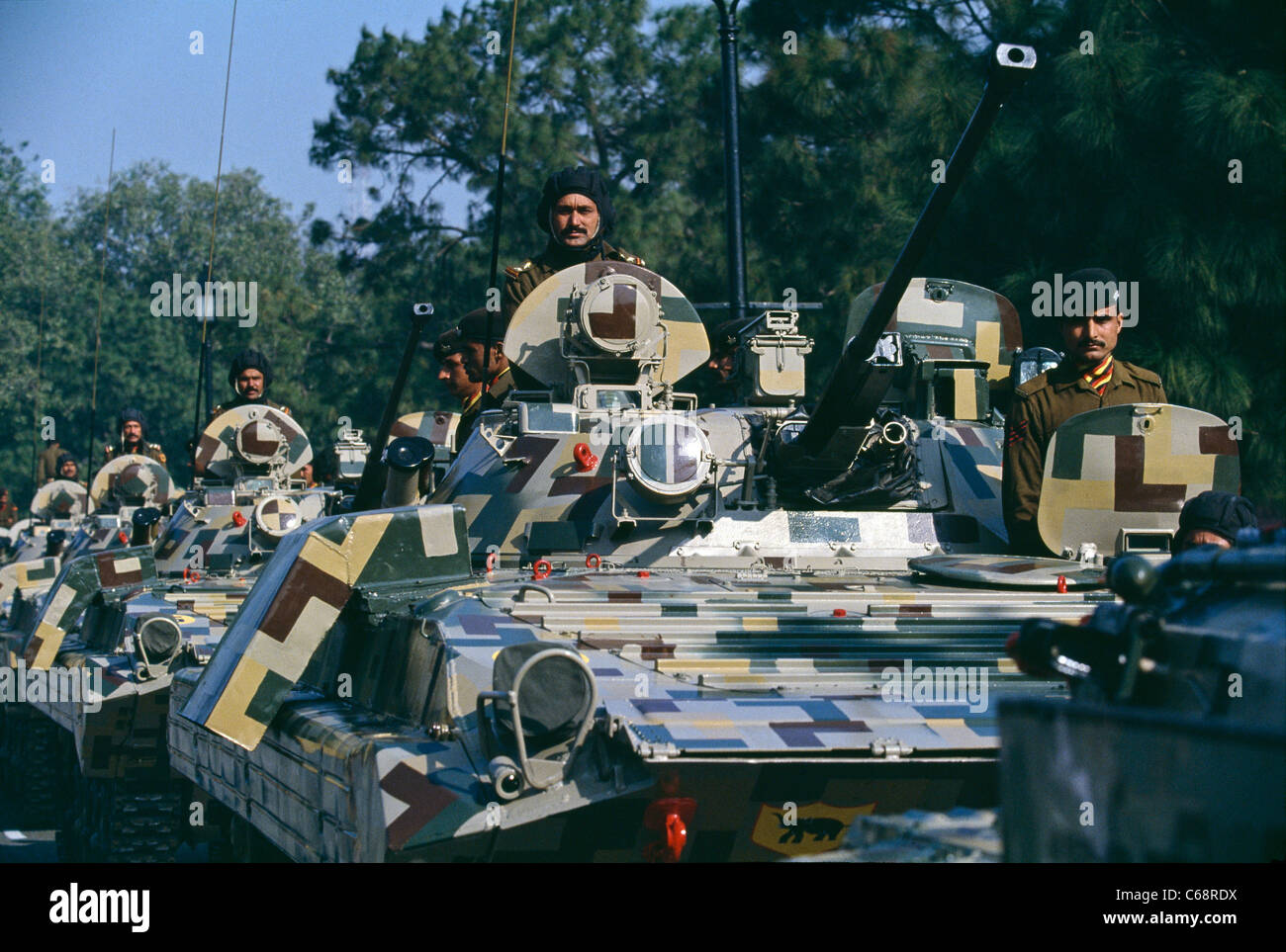 Les soldats de l'armée indiennes montent leurs blindés dans le 26 janvier 1997 Défilé de la République à New Dehi, Inde. Banque D'Images