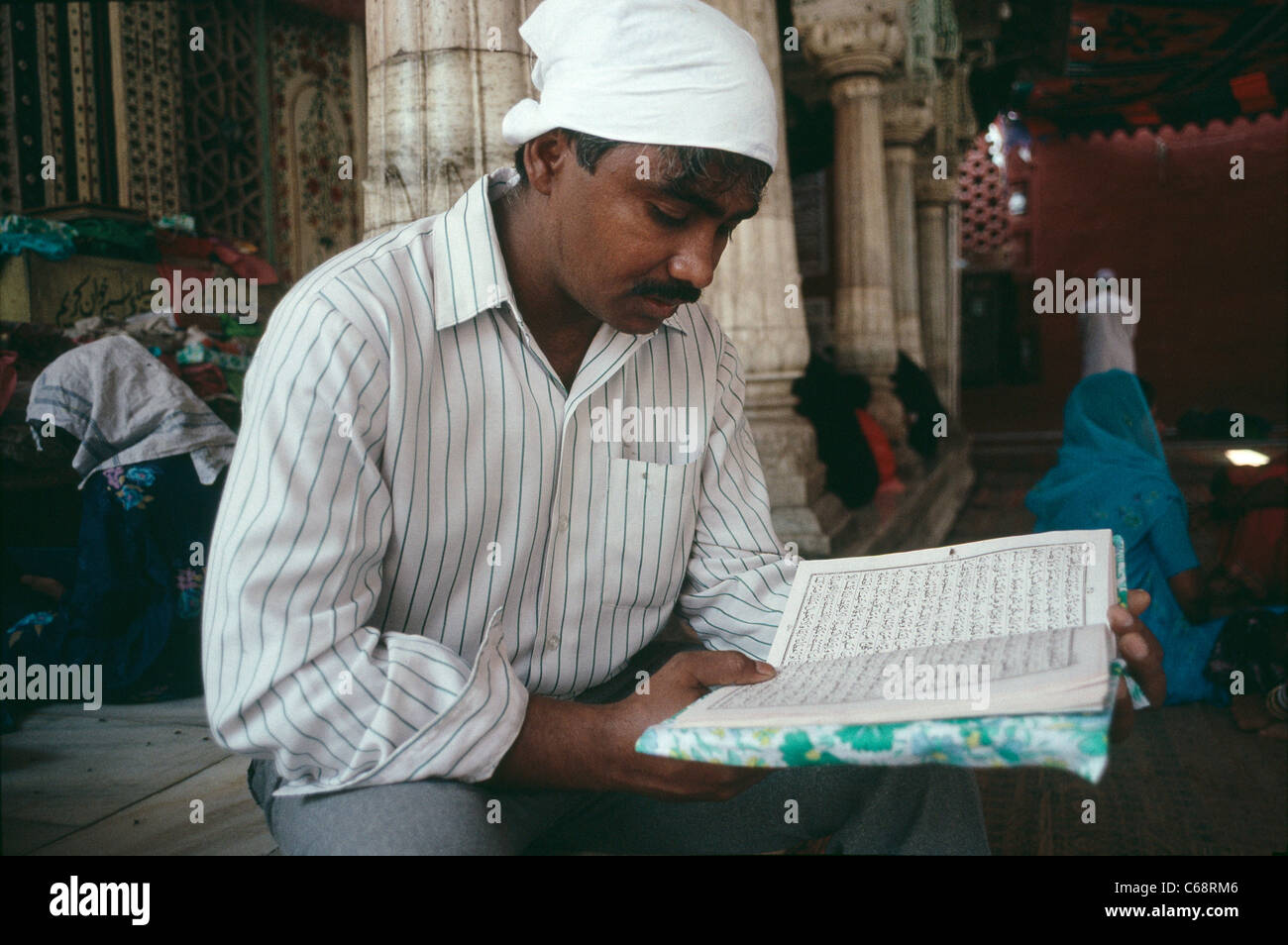Un musulman se lit du Coran qu'il prie dans une mosquée de l'Inde. Il y a plus de 140 millions de musulmans en Inde. Banque D'Images