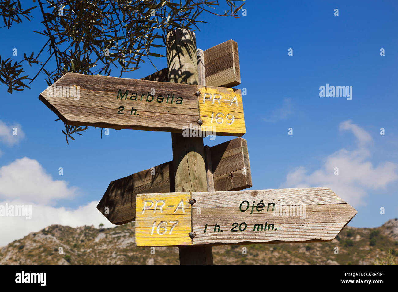 Enseigne sur le chemin Walker dans la Sierra Blanca de Ojen pointant au ROEJ et Marbella. Près de Ojen, Espagne Banque D'Images