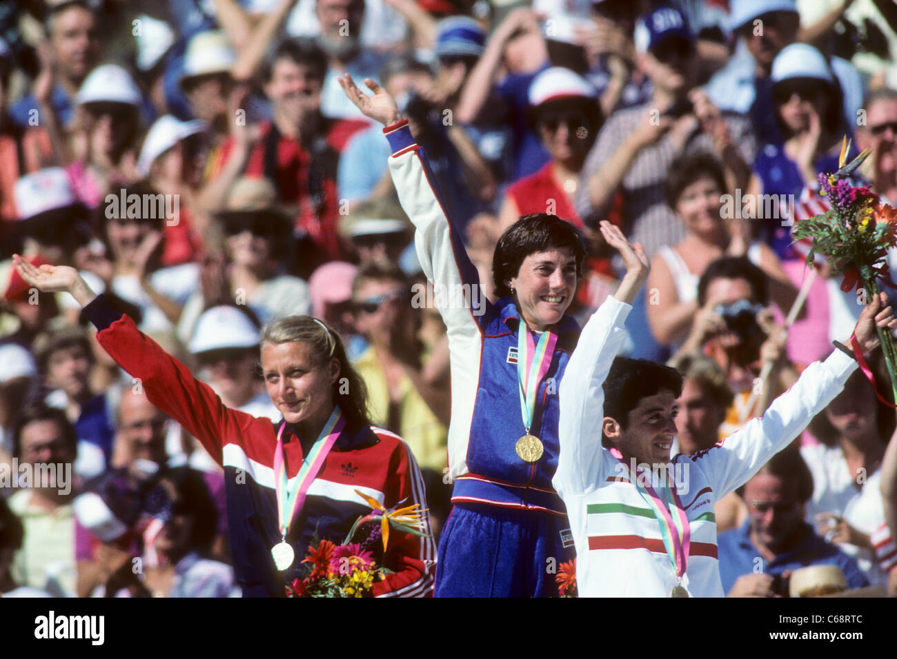 Joan Benoit (USA) -C-d'or du marathon féminin, Grete Waitz (NI) -R- l'argent, et Rosa Motta (POR) bronze,1984 Jeux Olympiques d'Eté Banque D'Images