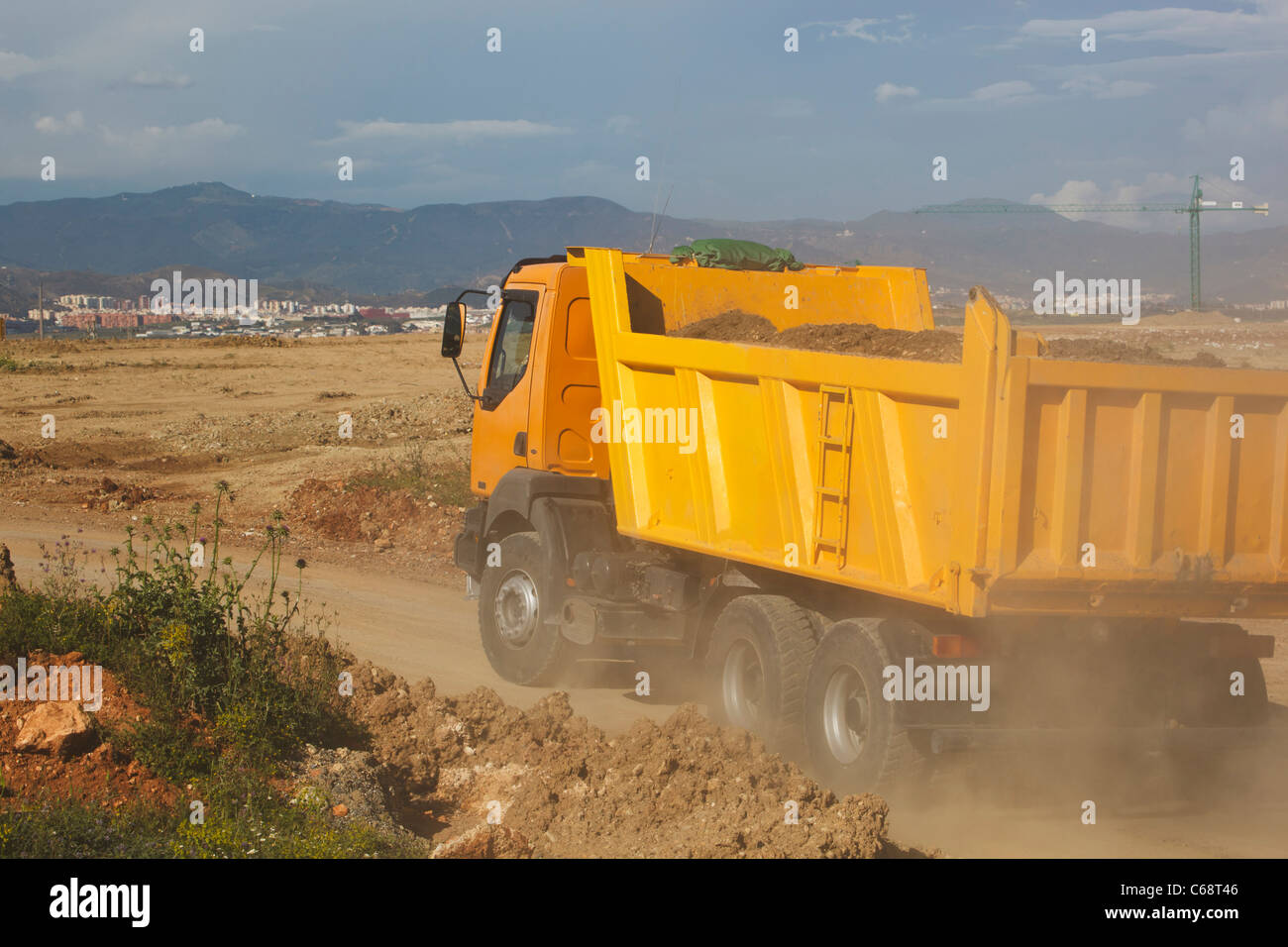 Dump Truck laden avec terre de la conduite sur site de construction. Banque D'Images