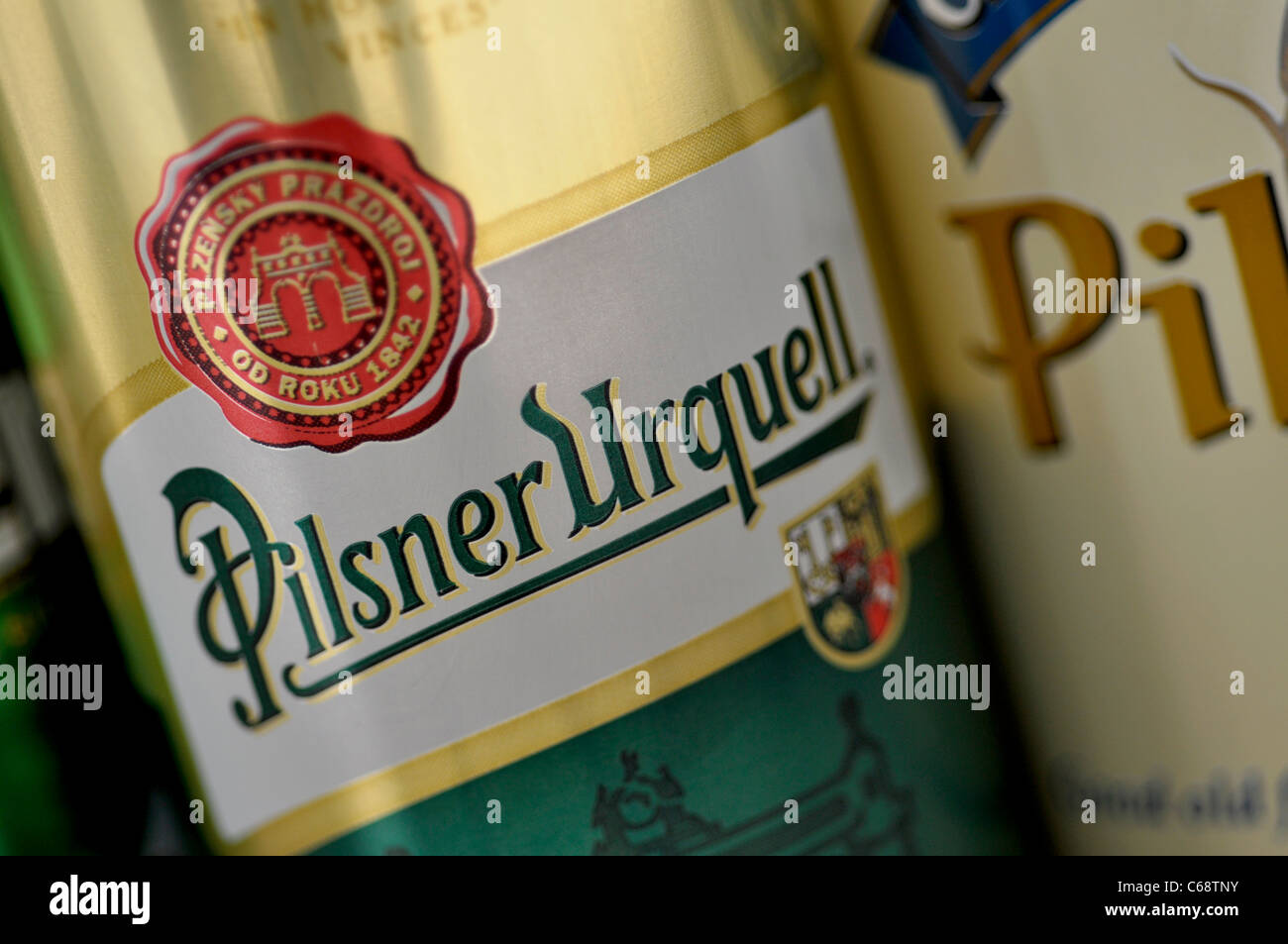 Des canettes de bière Pilsner Urquell, gros plan Banque D'Images