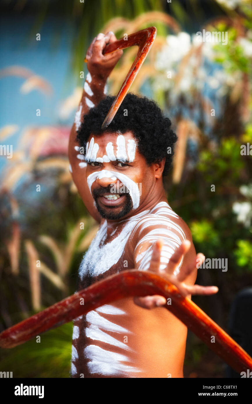 Danseuse autochtone posant avec les boomerangs, Australie Banque D'Images