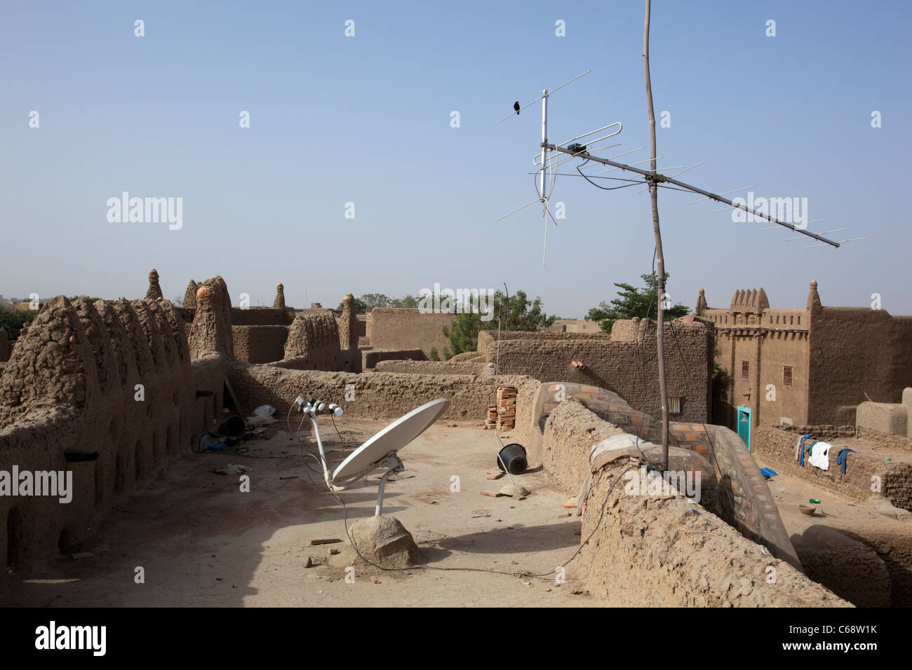 Antenne satellite sur les toits à Djenné au Mali Banque D'Images