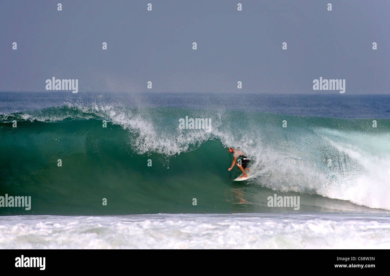 Surf profondément dans le tube d'une puissante vague. Puerto Escondido, Oaxaca, Mexique, Amérique du Nord Banque D'Images