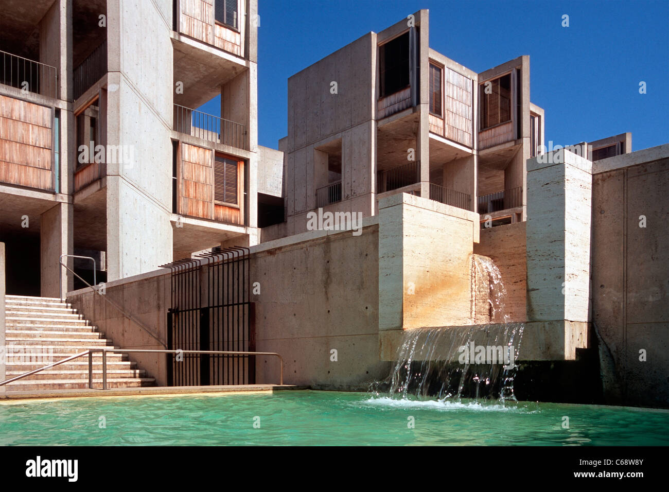 Une fontaine au Salk Institute for Biological Studies à La Jolla, en Californie. Banque D'Images