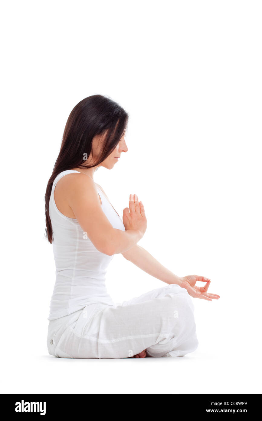 Femme assise sur le sol l'exercice de yoga - isolated on white Banque D'Images