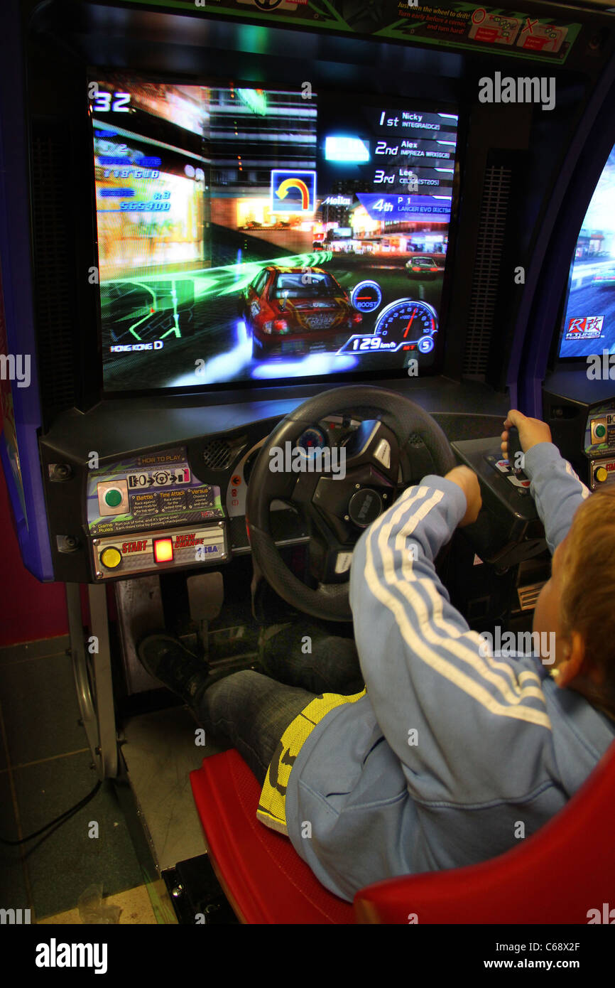 Personnes jouant sur des machines dans une station de jeux électroniques. Banque D'Images