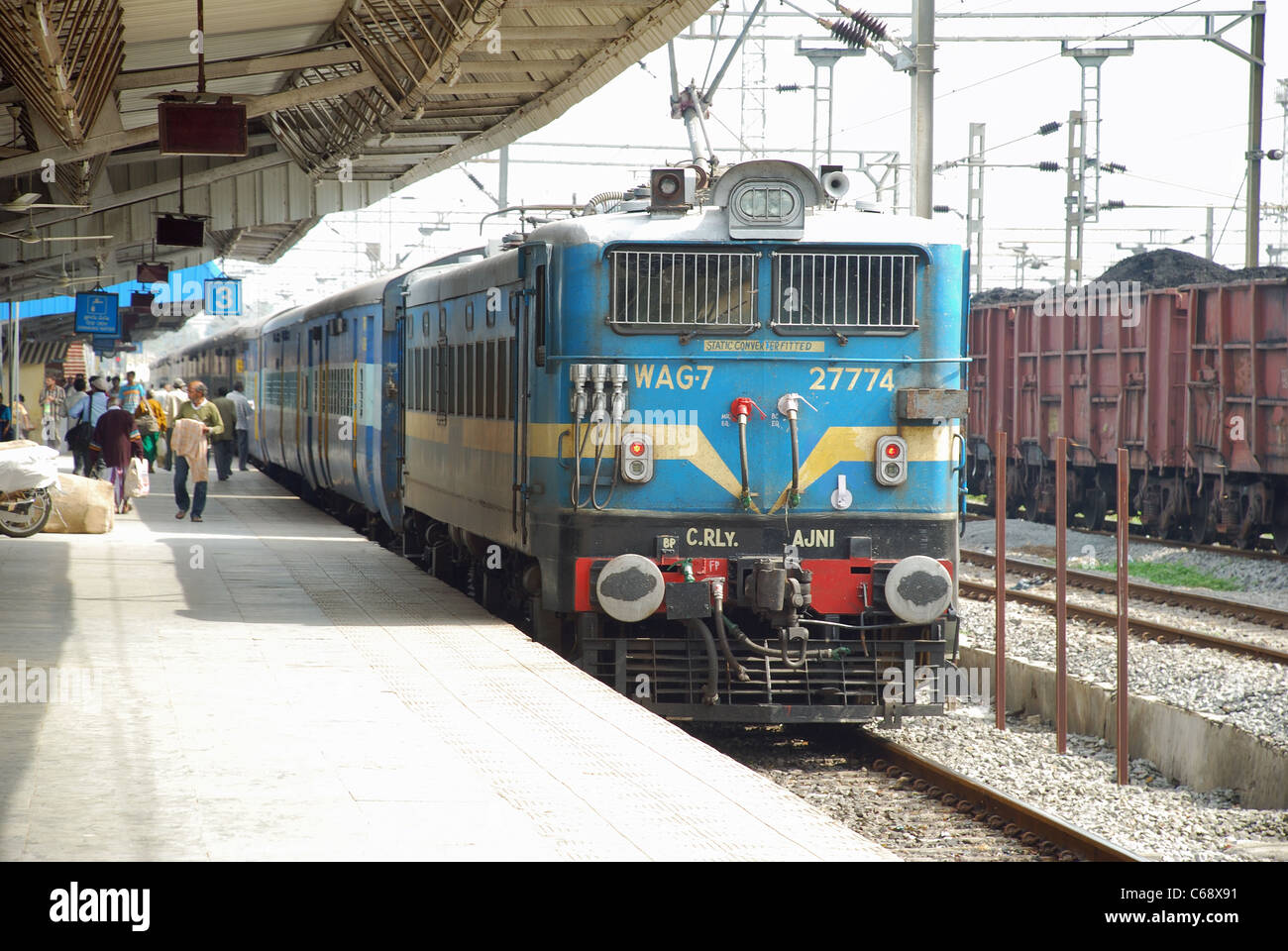 Un moteur électrique d'un train express entrant dans la gare la plus Kazipeth Banque D'Images