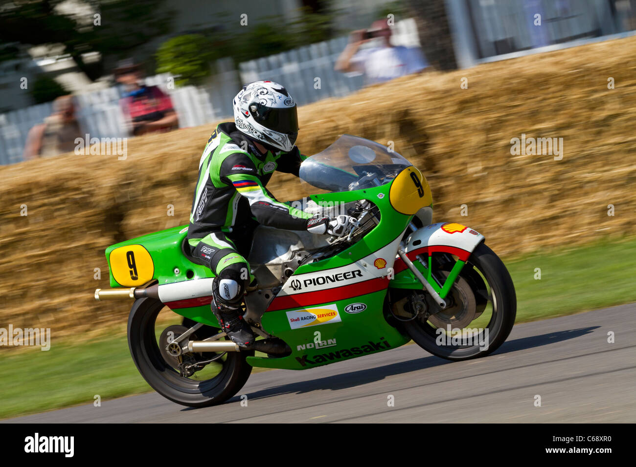 1970 Kawasaki 500 H1R avec rider Gianluigi Meinero à l'édition 2010 du Goodwood Festival of Speed, Sussex, England, UK Banque D'Images