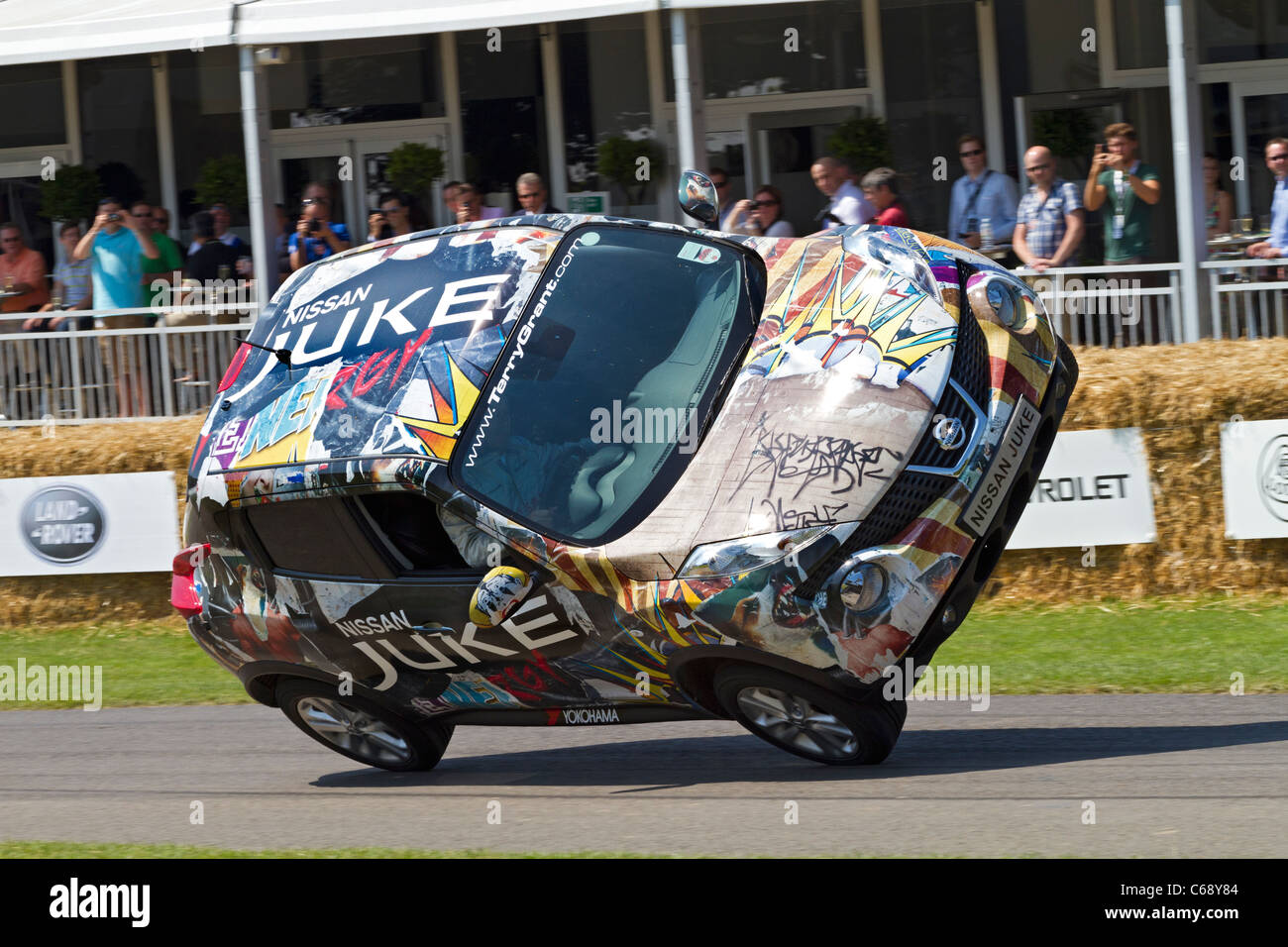 Terry Grant dans la tente avec succès le Nissan Juke 2011 Goodwood Festival of Speed course sur deux roues. Sussex, UK. Banque D'Images