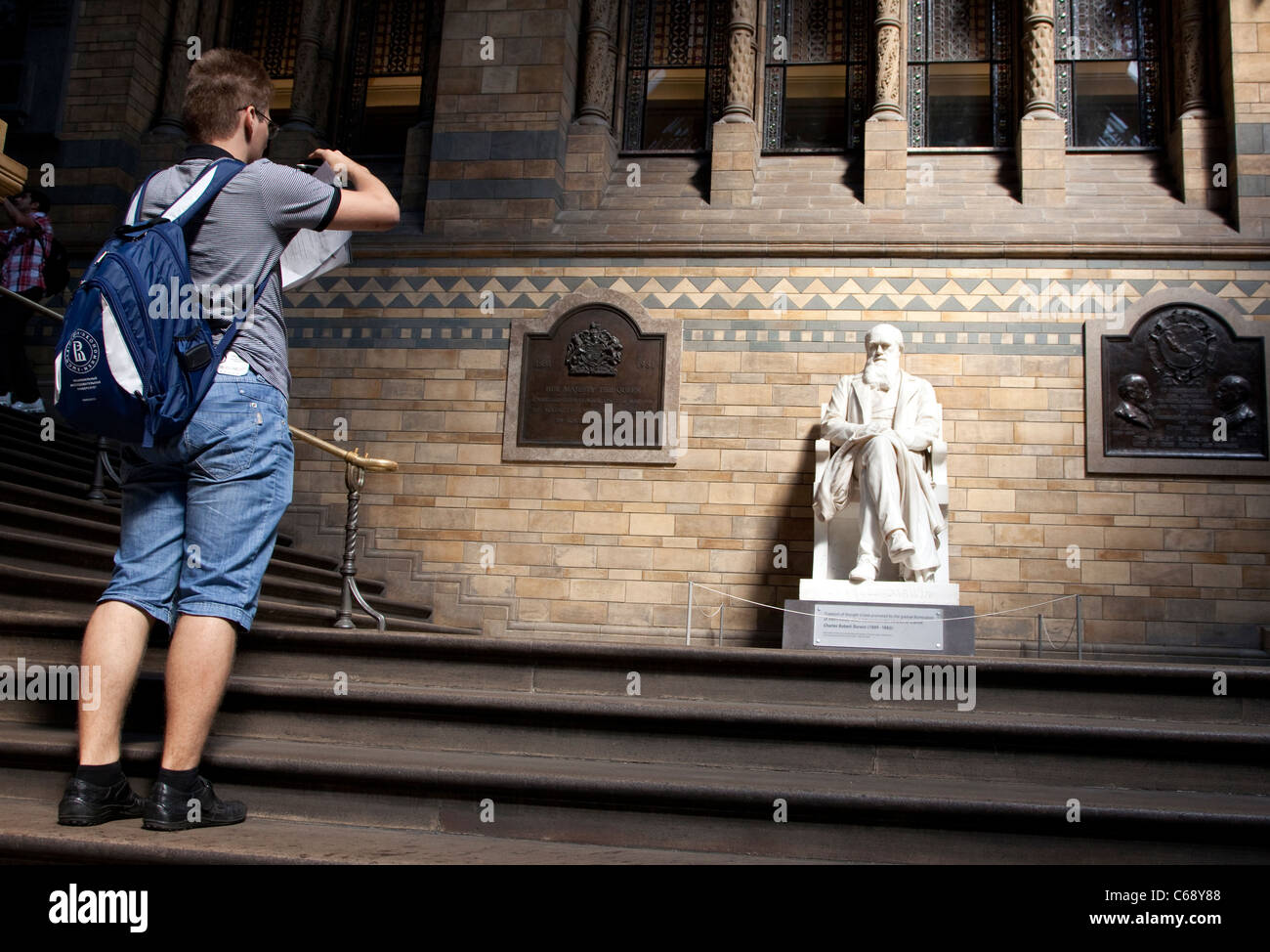 Charles Darwin sculpture au Natural History Museum, Londres - visiteur prend photo Banque D'Images