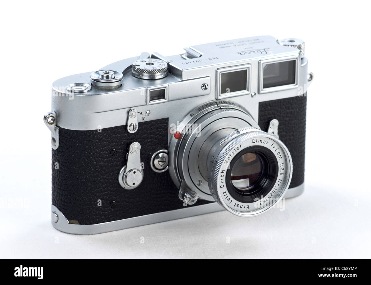 Télémètre Leica M3 Appareil photo avec objectif 50mm Elmar sur fond blanc Banque D'Images