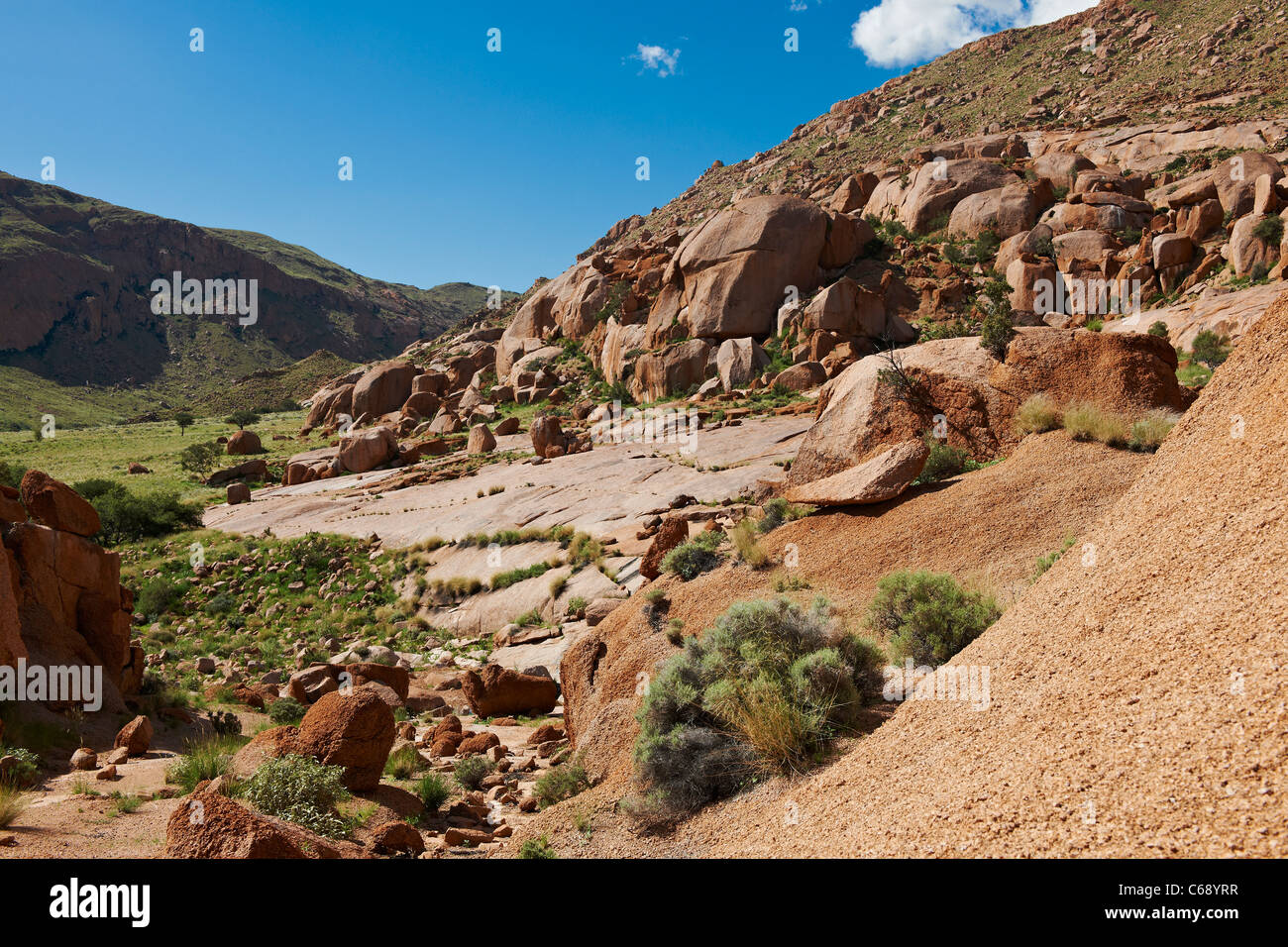 Paysage avec des montagnes, des rochers et la vallée verte au niveau de l'exploitation et Namtib, Namibie, Afrique Banque D'Images