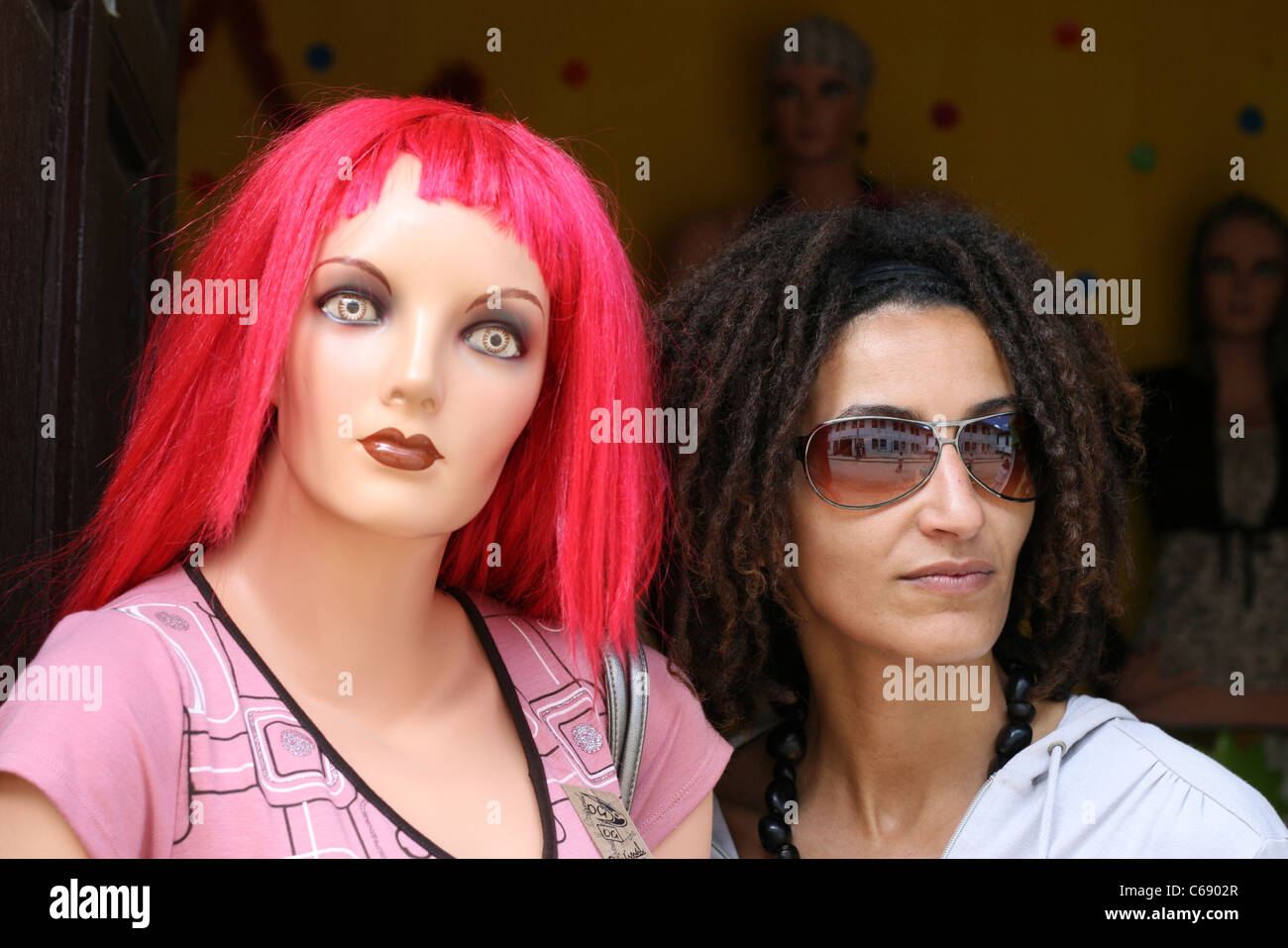 Un voyageur pose à côté d'un magasin de vêtements mannequin en Chachapoyas, Amazonas, Pérou, Amérique du Sud Banque D'Images