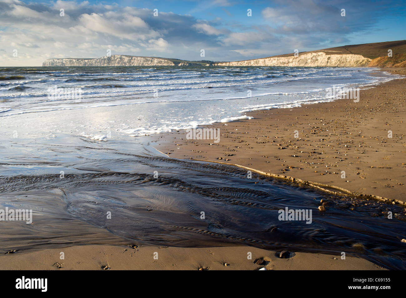 Un ruisseau qui se jette dans la baie de Compton sur l'île de Wight Banque D'Images