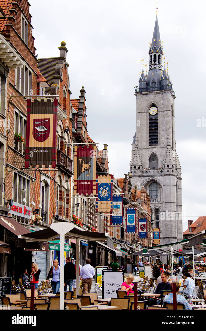 La Grand Place (Place du marché) et la tour du beffroi de Tournai, Belgique Banque D'Images