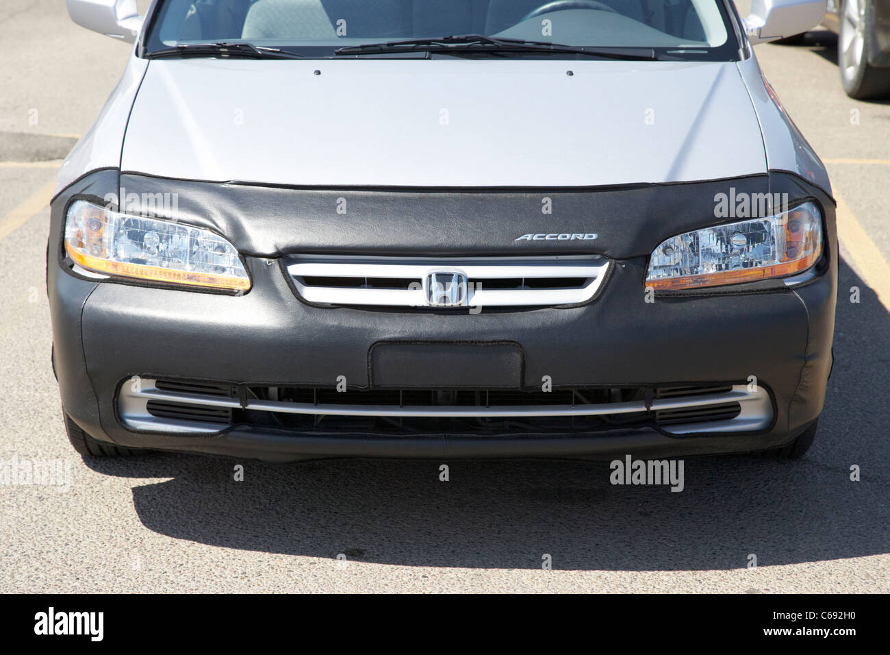 Masque de nez sur une Honda Accord de le protéger de gravillons et autres impacts Saskatoon Saskatchewan Canada Banque D'Images