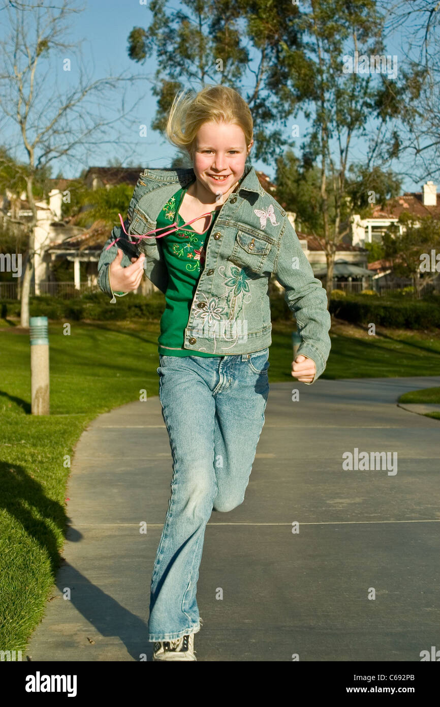 Californie enfant 8 ans ans d'exécution. M. © Myrleen Pearson Banque D'Images