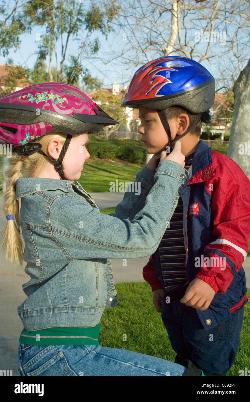 La diversité raciale inter ethnique multiculturelle diversifiée sur le plan racial interracial multi culturel aide un autre enfant enfants adoption adopté frère. M. Banque D'Images