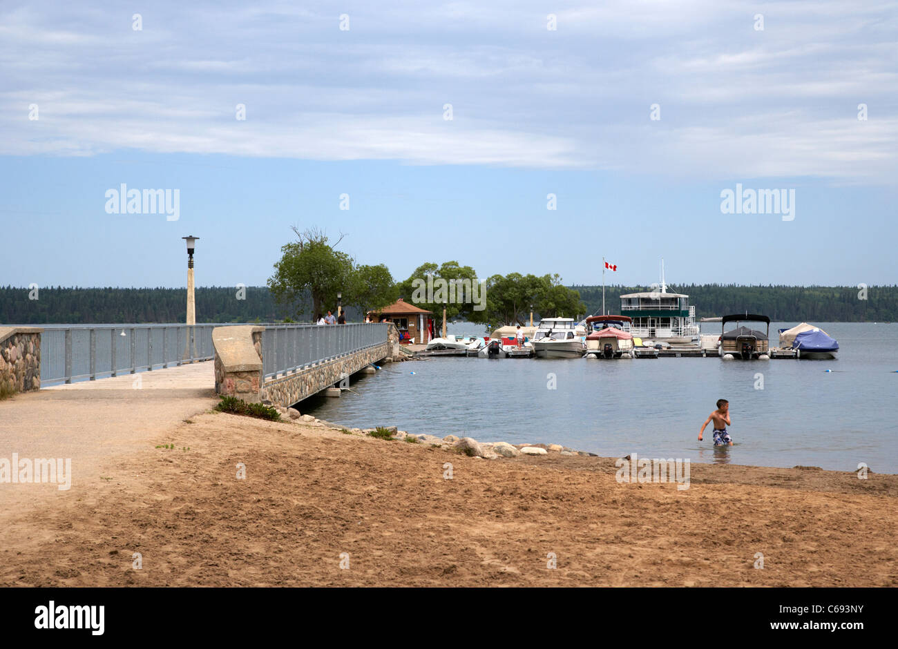 Jetty et pont sur le lac Clear plage principale à Wasagaming, dans le parc national du Canada du Manitoba Banque D'Images