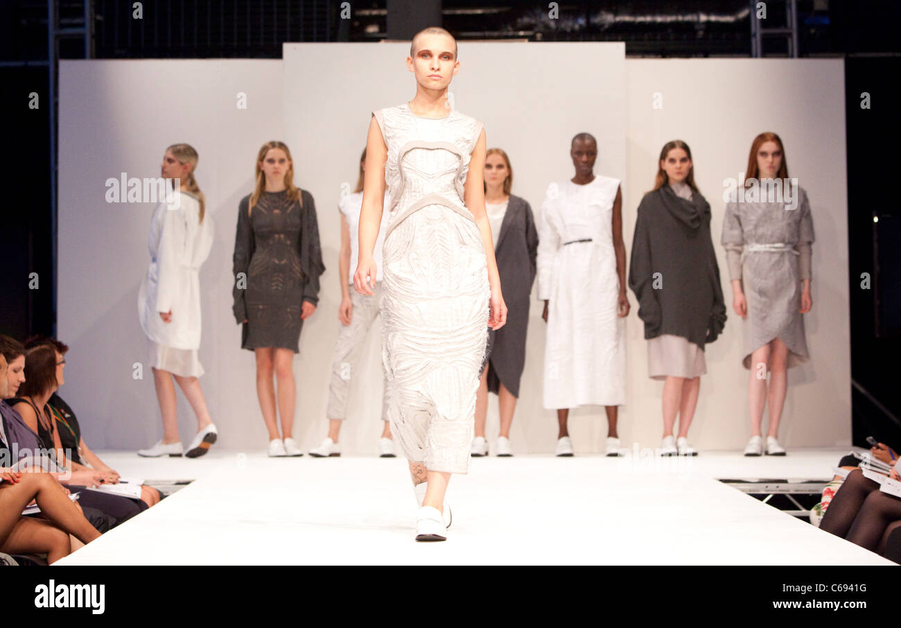 Ravensbourne College - Étudiants Diplômés Fashion Show 2011. Banque D'Images