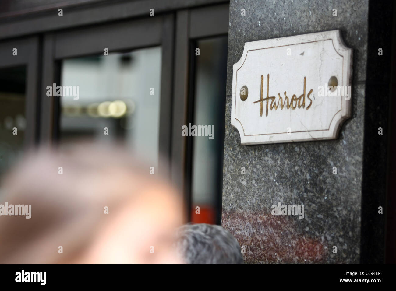 Un Harrods situées sur l'avant de son magasin de Knightsbridge à une tête de discussion en passant par Banque D'Images