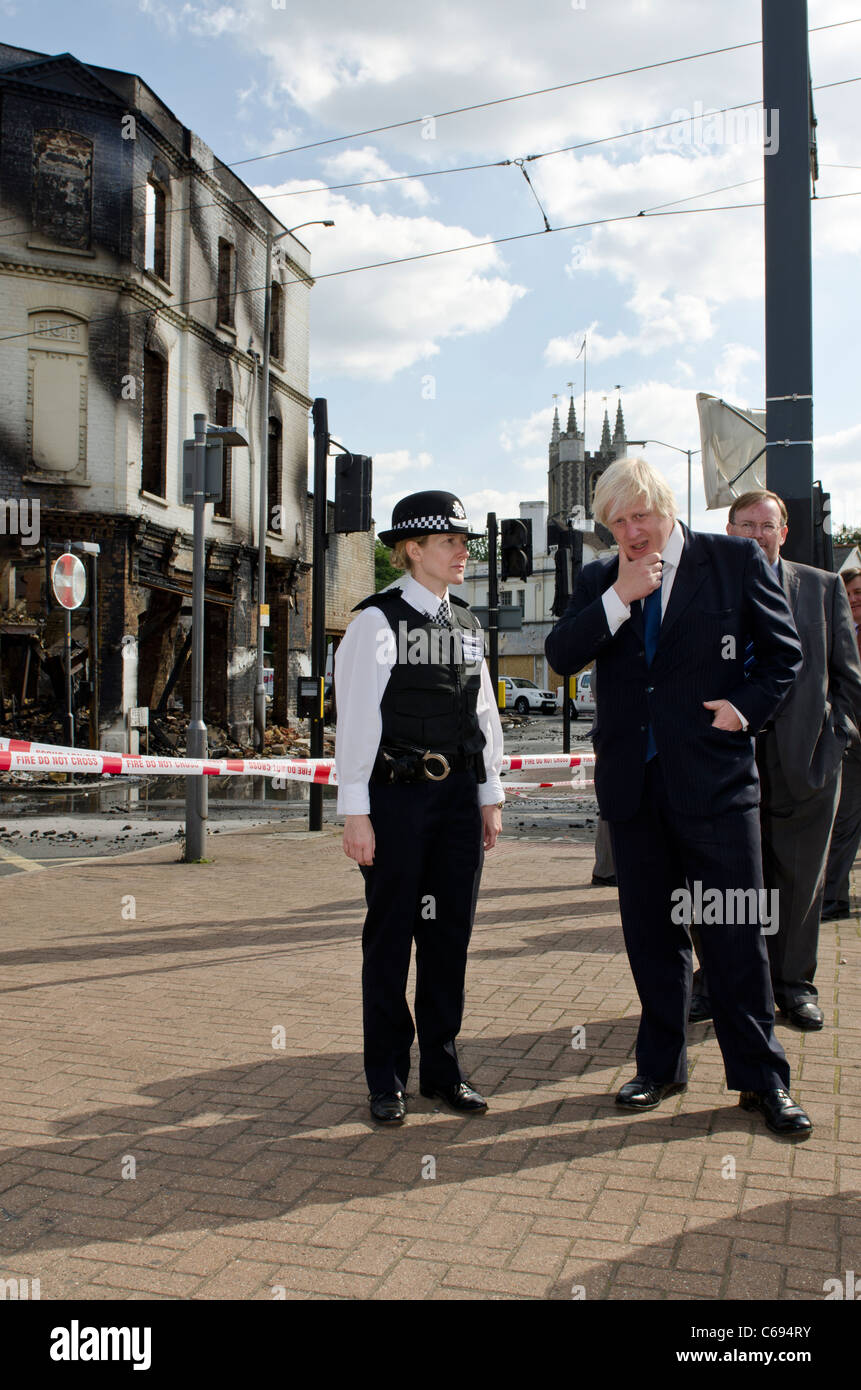 Boris Johnson et Surintendant Oakley Burnt out Reeves Ameublement store Croydon Riots London UK Banque D'Images
