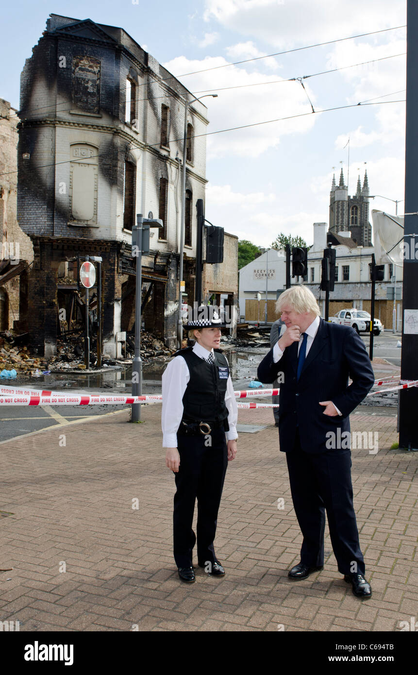 Boris Johnson et Surintendant Oakley Burnt out Reeves Ameublement store Croydon Riots London UK Banque D'Images