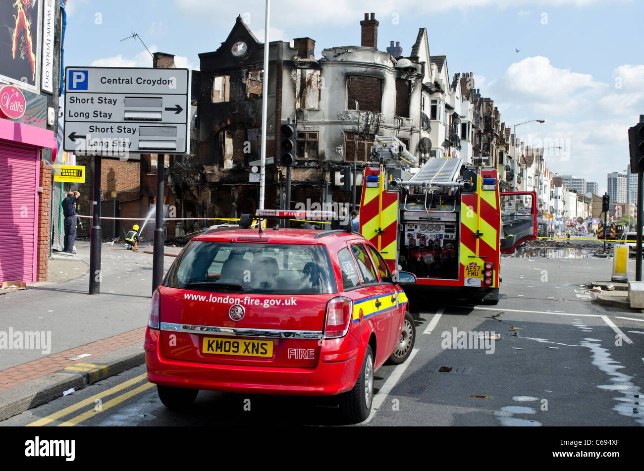 Assister à des services d'incendie a brûlé des boutiques et appartements Croydon High Street Août 2011 jour après des émeutes. Banque D'Images