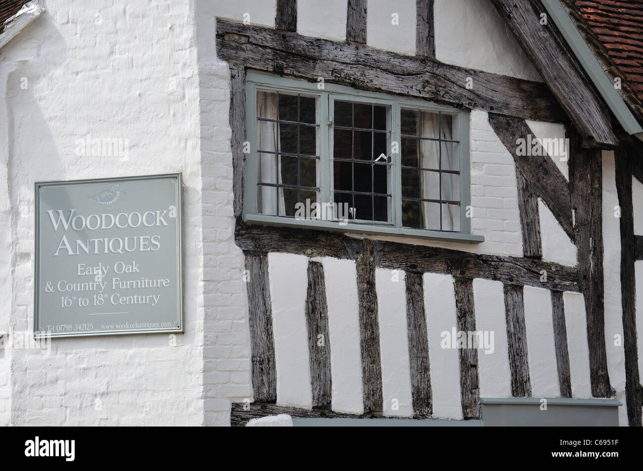 Antiquités, bécasses, Tudor Cottage Saddlers Row, Petworth, West Sussex, Angleterre, Royaume-Uni Banque D'Images