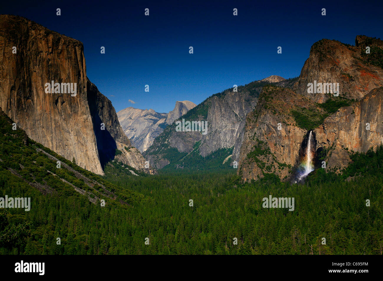 Yosemite National Park à partir de la vue de tunnel Banque D'Images